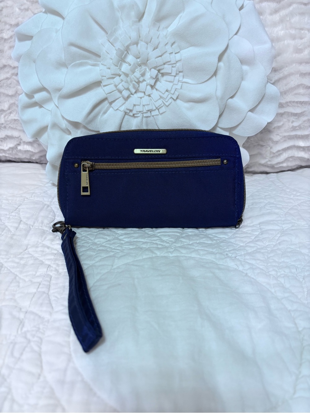 Travelon Navy Blue Zip Around Wristlet Wallet Teal Interior